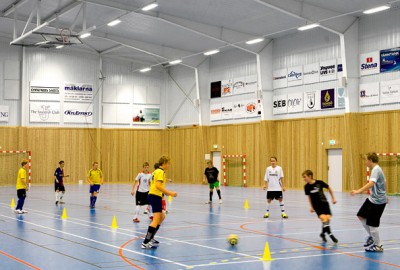 Barn spelar fotboll i idrottshall från Borga